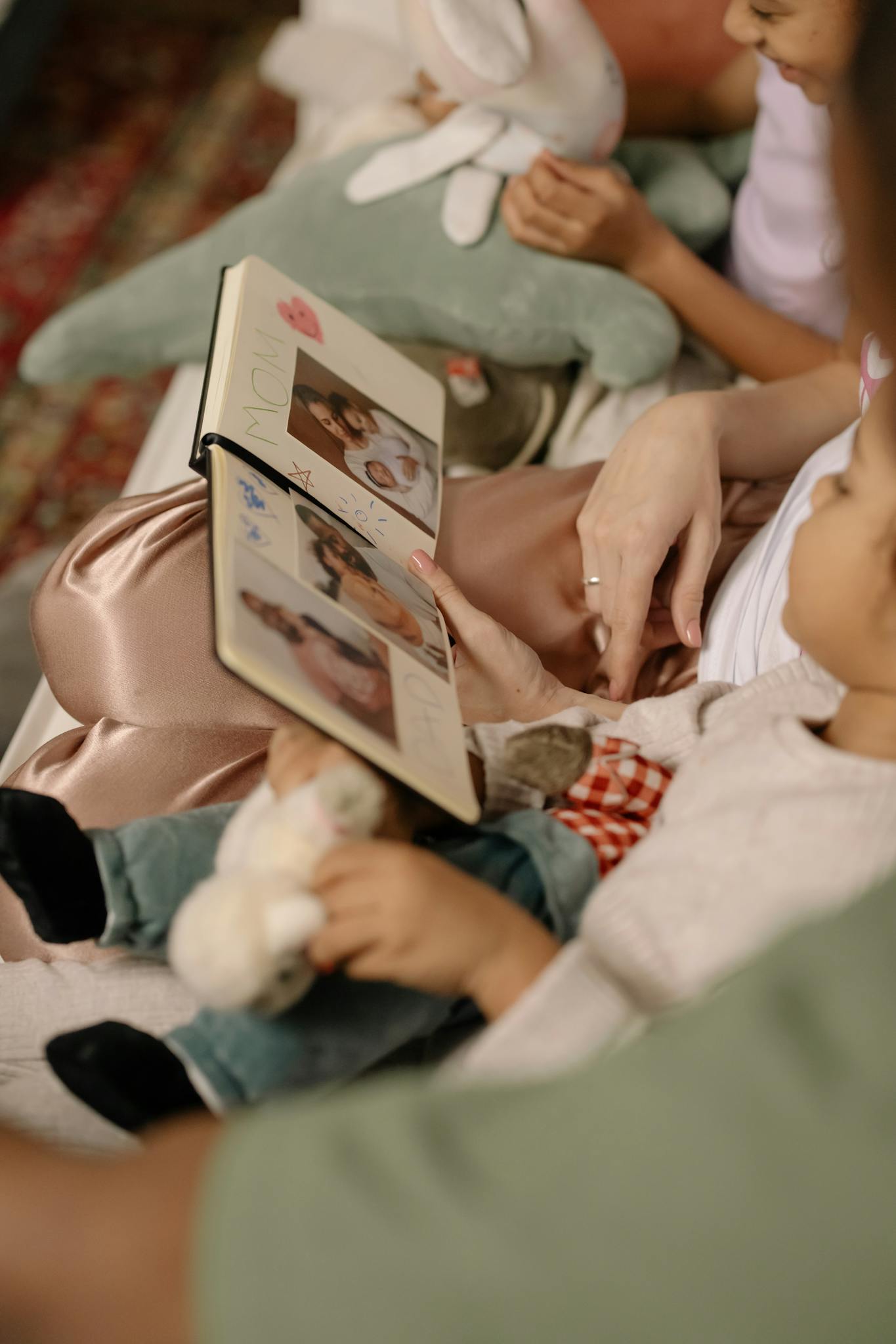 Együttműködések 2 a family shares memories flipping through a